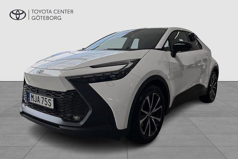 Vit Begagnad 2024 Toyota C-HR Style SUV | 369 900 kr (Bra pris) - Bild 1/4