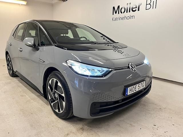 Grå (moonstone grey black) Begagnad 2023 VW ID.3 Pro Performance Halvkombi | 279 500 kr (Marknadspris) - Bild 1/4