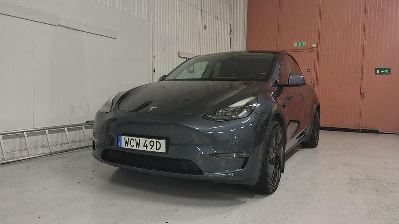 Grå Begagnad 2022 Tesla Model Y Long Range SUV | 318 900 kr - Bild 1/4