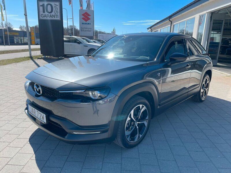 Grå (machine grey metallic) Begagnad 2024 Mazda MX30 Makoto SUV | 349 000 kr - Bild 1/4