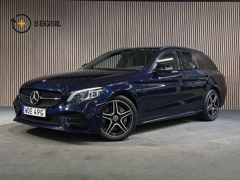 Mörkblå Begagnad 2021 Mercedes C300e AMG line Kombi | 328 900 kr (Superpris) - Bild 1/4