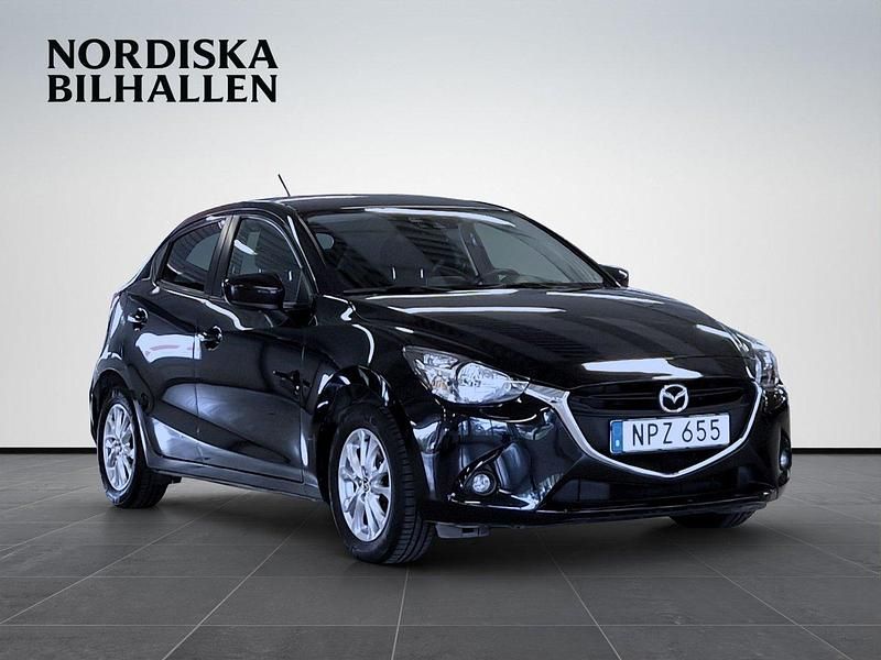 Svart Begagnad 2015 Mazda 2 Vision Halvkombi | 139 795 kr (Lite dyr) - Bild 1/4