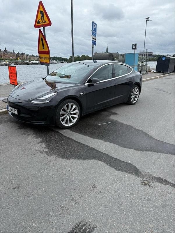 Svart Begagnad 2020 Tesla Model 3 Standard Range Plus Sedan | 240 000 kr (Bra pris) - Bild 1/4