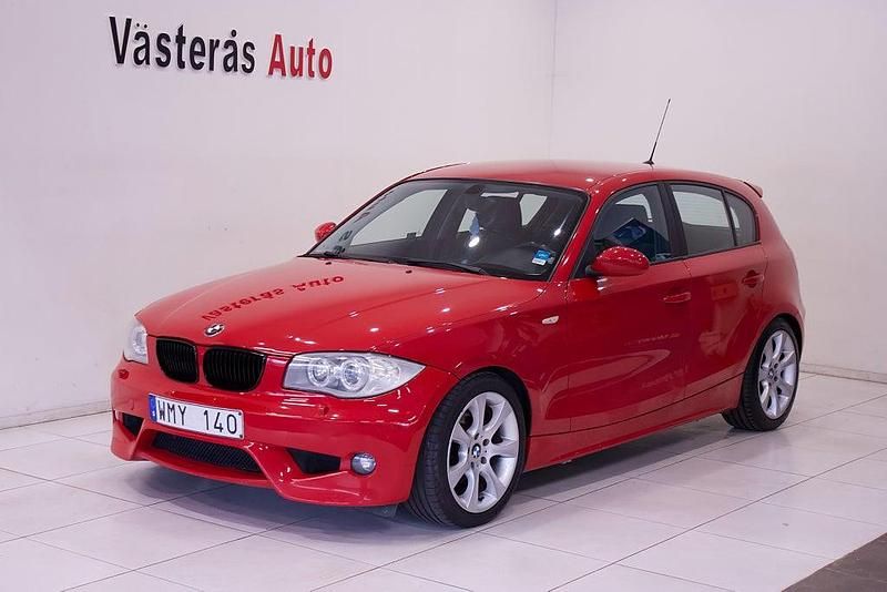 Röd Begagnad 2005 BMW 120 Advantage Halvkombi | 49 000 kr (Marknadspris) - Bild 1/4