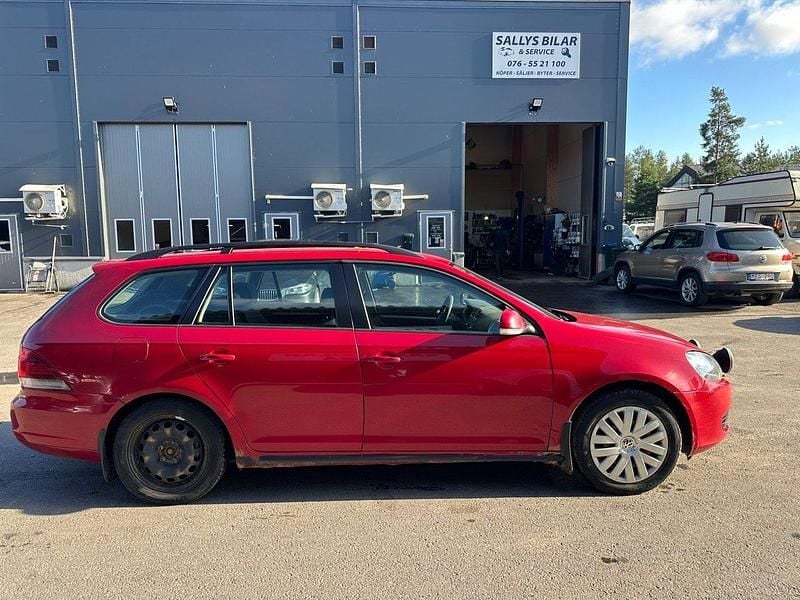 Mörkröd (röd) Begagnad 2010 VW Golf VI Kombi | 12 500 kr (Superpris) - Bild 1/4