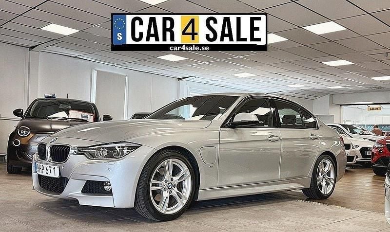 Silver Begagnad 2018 BMW 330e M Sport Sedan | 215 900 kr (Bra pris) - Bild 1/4
