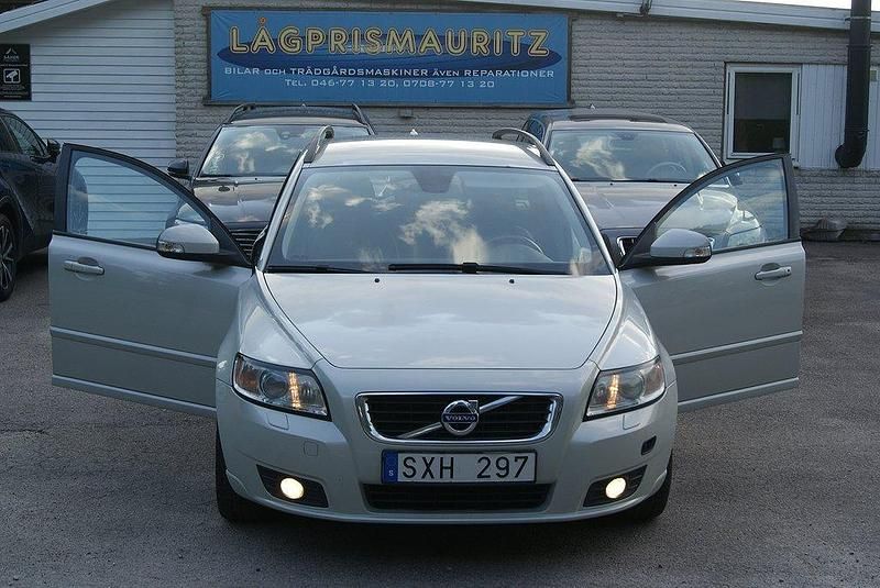 Vit Begagnad 2010 Volvo V50 Momentum Kombi | 54 000 kr (Bra pris) - Bild 1/4