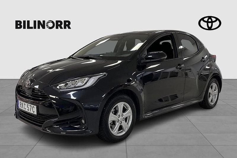 Svart Begagnad 2024 Toyota Yaris Hybrid Active Halvkombi | 249 900 kr (Marknadspris) - Bild 1/3