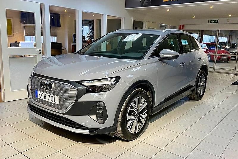 Grå Begagnad 2023 Audi Q4 e-tron Comfort SUV | 359 800 kr (Marknadspris) - Bild 1/3