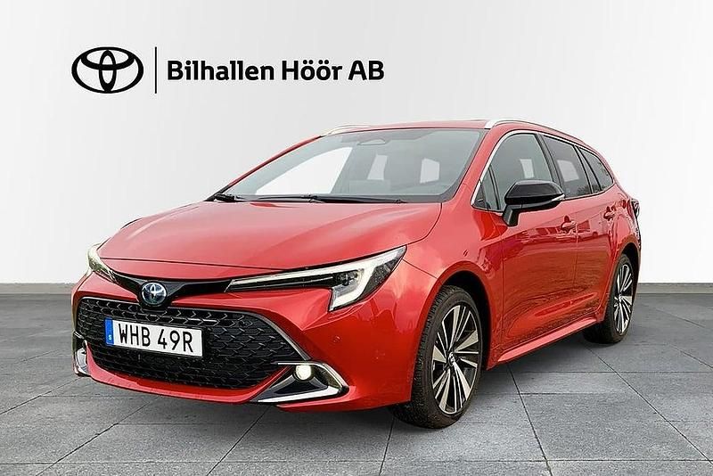 Röd Begagnad 2025 Toyota Corolla Style Kombi | 379 900 kr (Dyr) - Bild 1/3