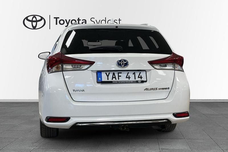 Begagnad Toyota Auris Touring Sports Active 137 HK (100 kW) 2015 Vit Kombi