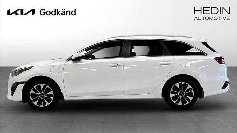 Begagnad Kia Ceed Advance 141 HK (103 kW) 2023 Vit Halvkombi