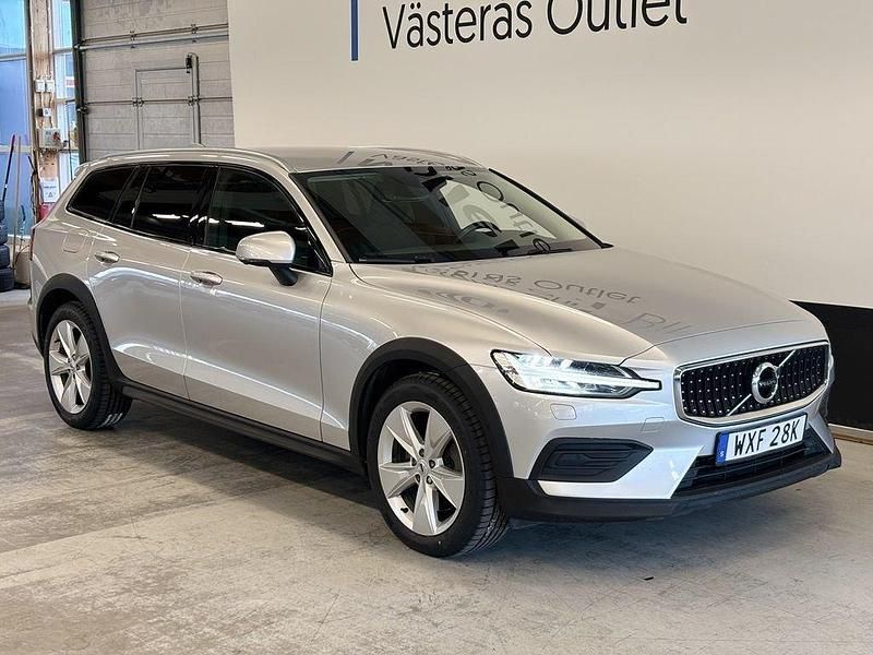 Silver Begagnad 2022 Volvo V60 CC Momentum Kombi | 319 900 kr (Marknadspris) - Bild 1/3