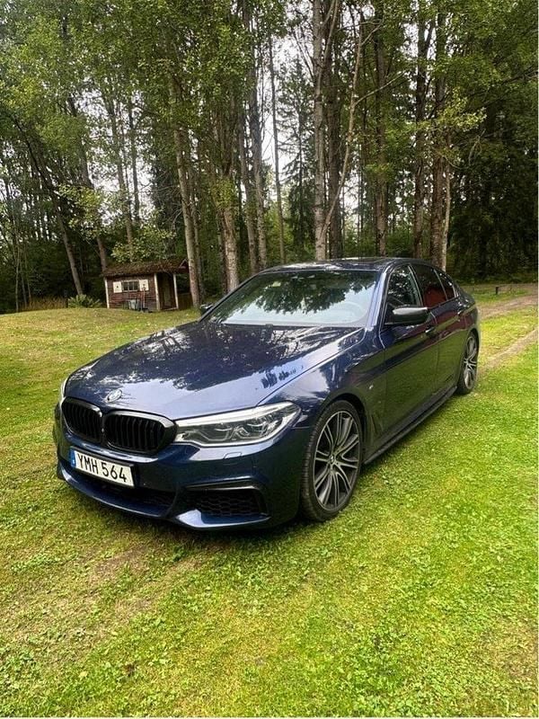 Blå Begagnad 2017 BMW M550 Sedan | 440 000 kr (Dyr) - Bild 1/4