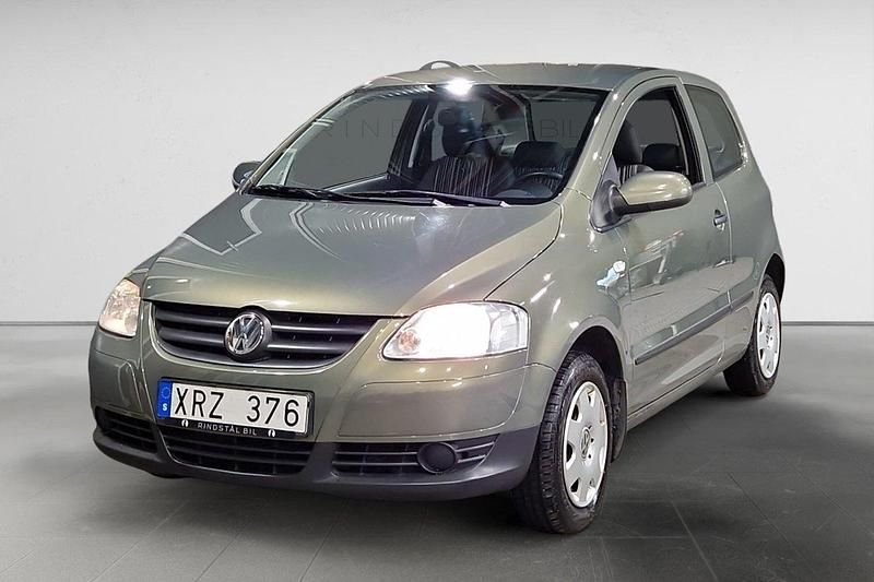 Grön Begagnad 2005 VW Fox Comfortline Halvkombi | 24 900 kr - Bild 1/3