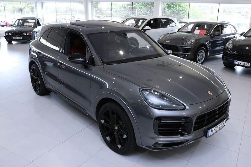 Grå Begagnad 2019 Porsche Cayenne Sport SUV | 619 900 kr - Bild 1/4