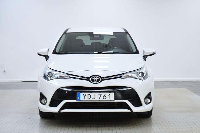 Vit Begagnad 2016 Toyota Avensis Active Kombi | 99 800 kr (Marknadspris) - Bild 1/4