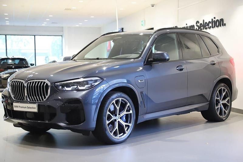 Grå Begagnad 2021 BMW X5 iPerformance SUV | 639 000 kr (Marknadspris) - Bild 1/3