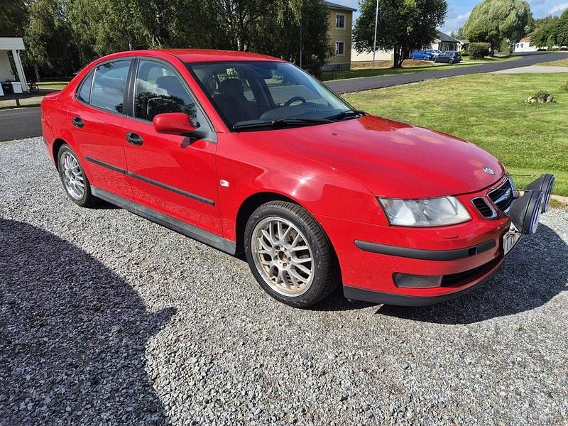 Röd Begagnad 2003 Saab 9-3 Sedan | 26 000 kr (Lite dyr) - Bild 1/4