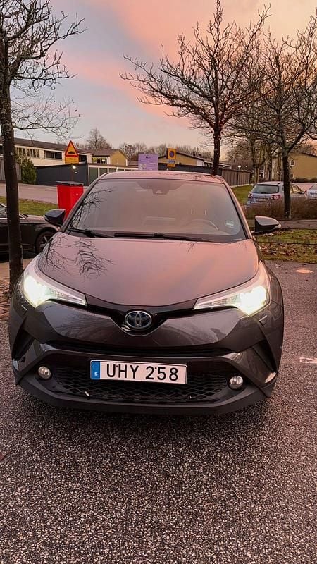 Begagnad 2017 Toyota C-HR SUV | 167 000 kr (Marknadspris) - Bild 1/4