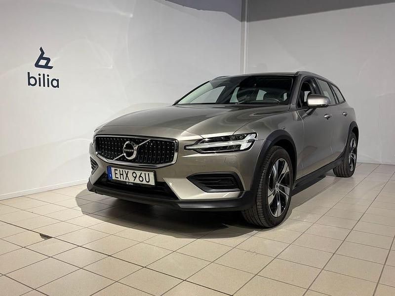 Grå Begagnad 2019 Volvo V60 CC SE Kombi | 369 900 kr (Marknadspris) - Bild 1/4