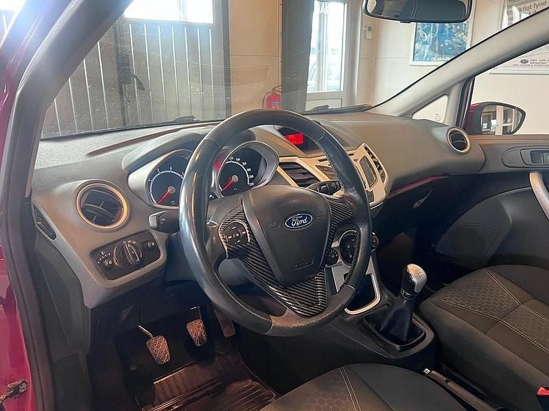 Begagnad Ford Fiesta Titanium 82 HK (60 kW) 2010 Röd Halvkombi