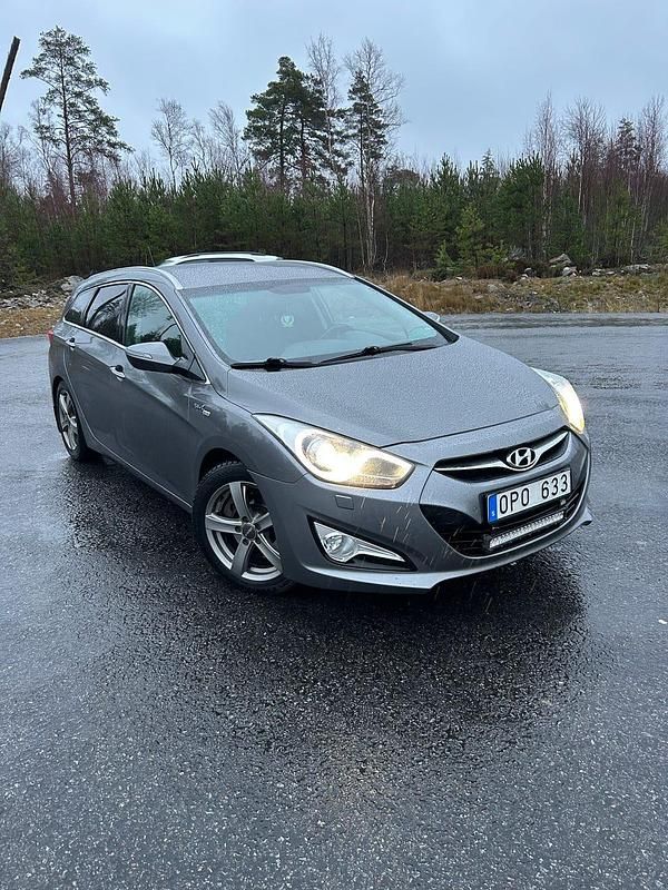 Gråmetallic Begagnad 2013 Hyundai i40 Kombi | 55 000 kr (Marknadspris) - Bild 1/4