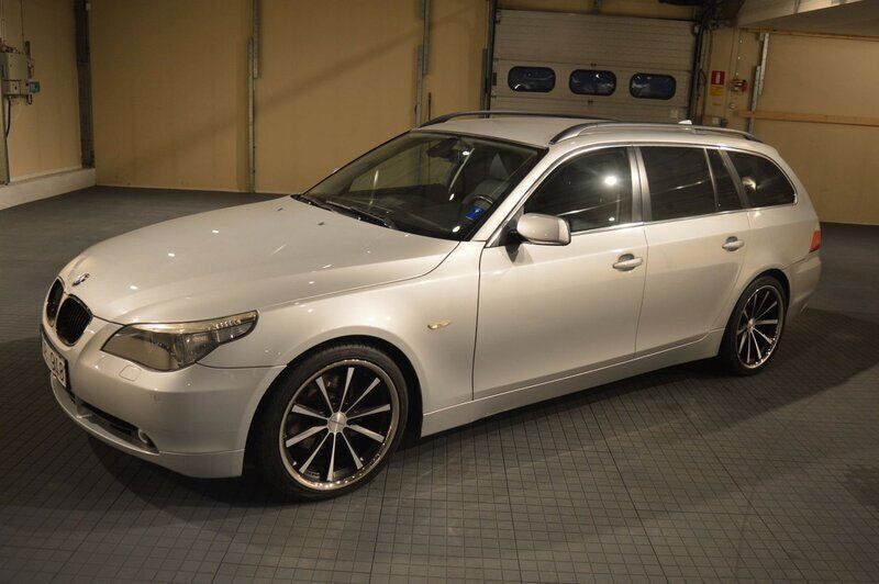 Silver Begagnad 2004 BMW 530 Kombi | 74 900 kr (Lite dyr) - Bild 1/4