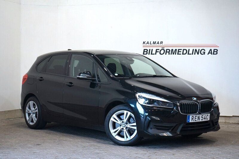 Svart Begagnad 2021 BMW 225 Active Tourer Advantage Minibuss | 239 900 kr (Bra pris) - Bild 1/4