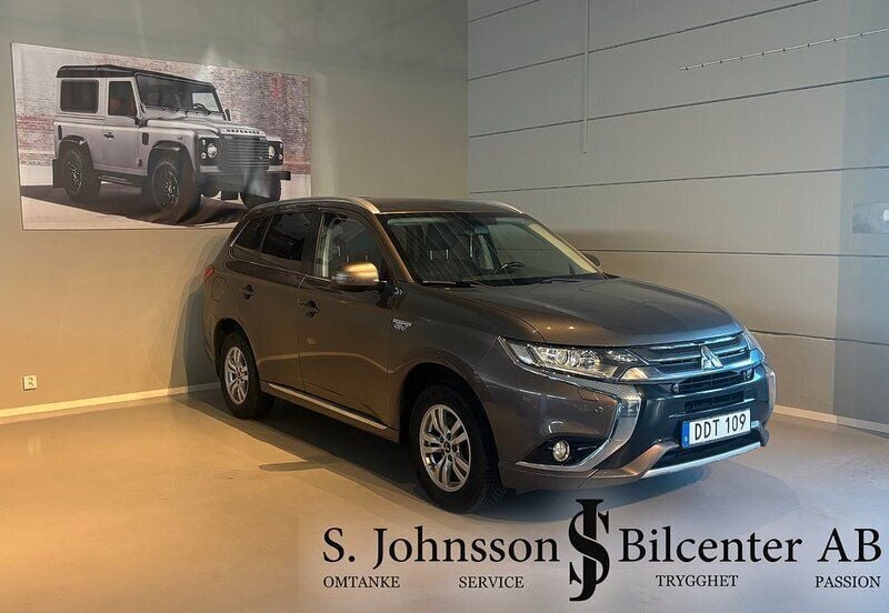 Brun Begagnad 2015 Mitsubishi Outlander P-HEV SUV | 109 900 kr (Marknadspris) - Bild 1/4