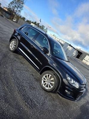 Svart Begagnad 2015 VW Tiguan Sportline SUV | 154 000 kr (Marknadspris) - Bild 1/4