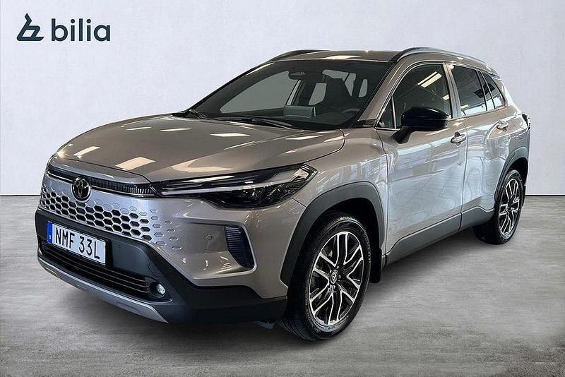 Mörkgrå Ny 2025 Toyota Corolla Cross Style SUV | 429 800 kr (Lite dyr) - Bild 1/3