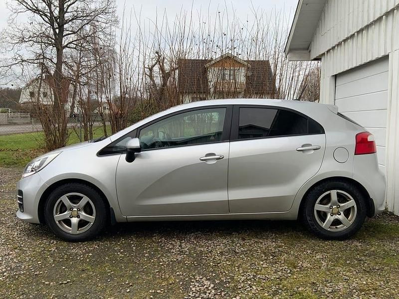 Begagnad Kia Rio 84 HK (61 kW) 2015 Grå Halvkombi
