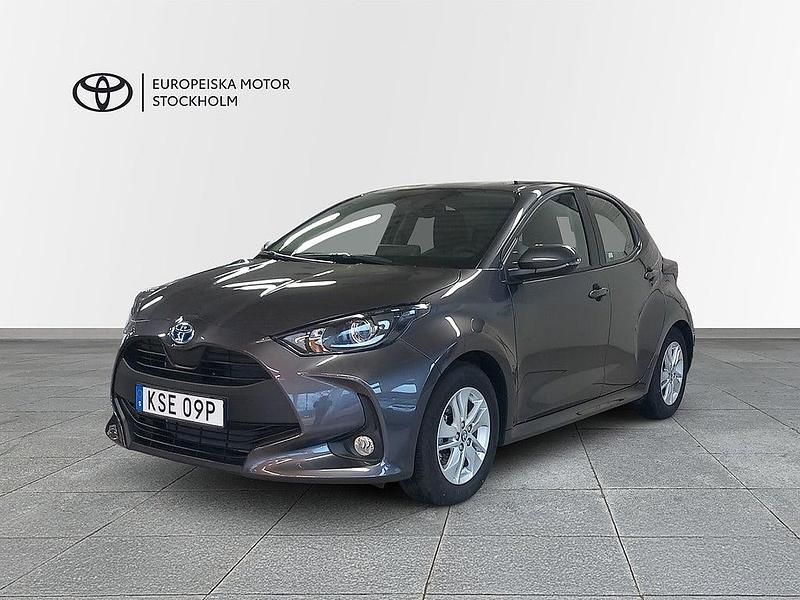 Mörkgrå Begagnad 2023 Toyota Yaris Hybrid Active Halvkombi | 244 900 kr (Marknadspris) - Bild 1/3