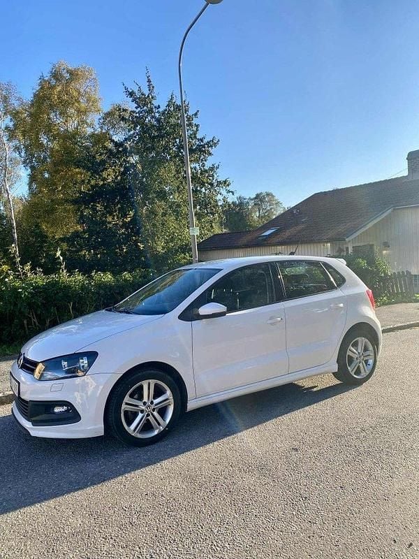 Vit Begagnad 2014 VW Polo Halvkombi | 69 900 kr (Bra pris) - Bild 1/4