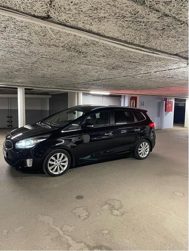 Svart Begagnad 2014 Kia Carens Minibuss | 150 000 kr (Lite dyr) - Bild 1/4