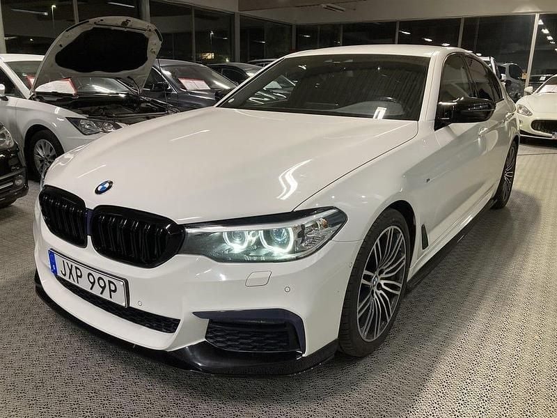 Vit Begagnad 2019 BMW 520 M Sport Sedan | 309 900 kr (Bra pris) - Bild 1/4