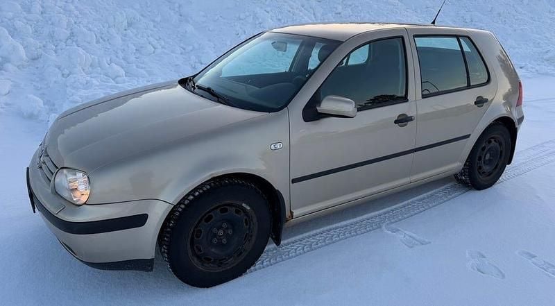 Guld Begagnad 2002 VW Golf IV Halvkombi | 14 500 kr (Marknadspris) - Bild 1/4