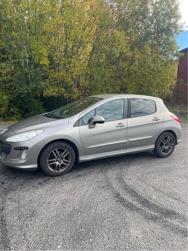 Grå Begagnad 2010 Peugeot 308 Halvkombi | 45 000 kr (Marknadspris) - Bild 1/4