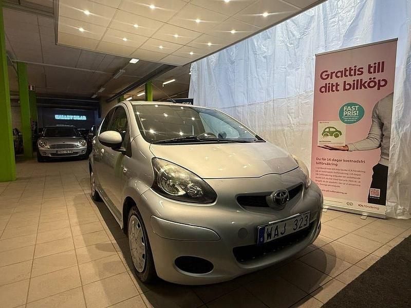 Begagnad Toyota Aygo 68 HK (50 kW) 2012 Silver Halvkombi