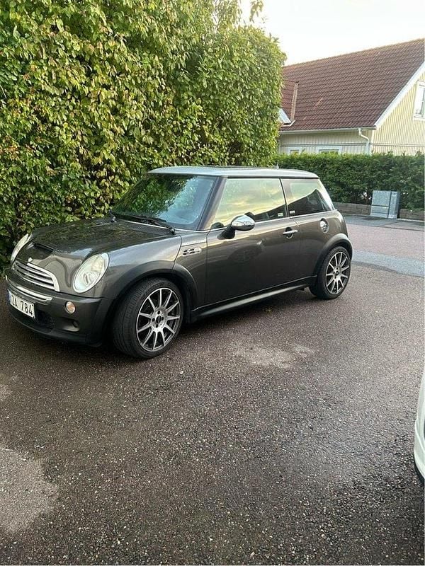 Grå Begagnad 2006 Mini Cooper S Halvkombi | 55 000 kr (Marknadspris) - Bild 1/4
