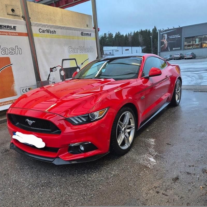 Taket folierat svart Begagnad 2016 Ford Mustang GT Sportkupé | 320 000 kr (Marknadspris) - Bild 1/4