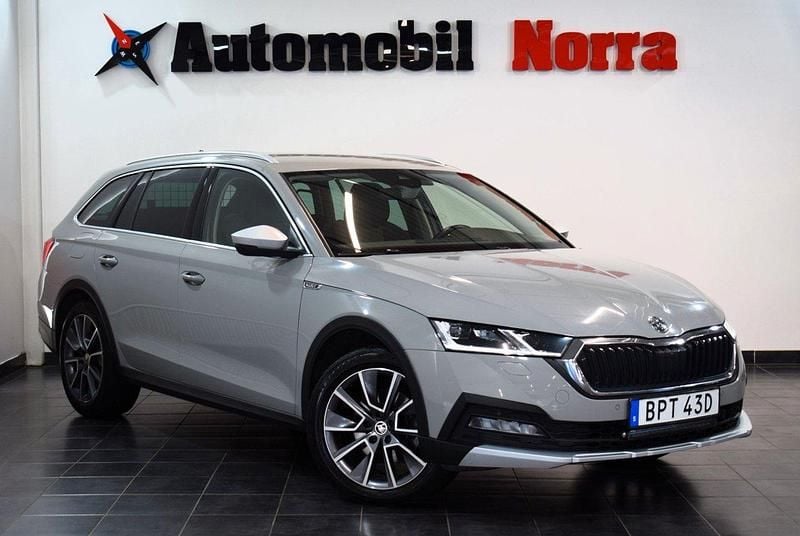 Grå Begagnad 2021 Skoda Octavia Scout Kombi | 259 700 kr (Marknadspris) - Bild 1/2