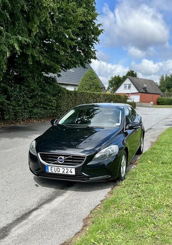 Svart Begagnad 2013 Volvo V40 Momentum Kombi | 68 000 kr (Superpris) - Bild 1/4