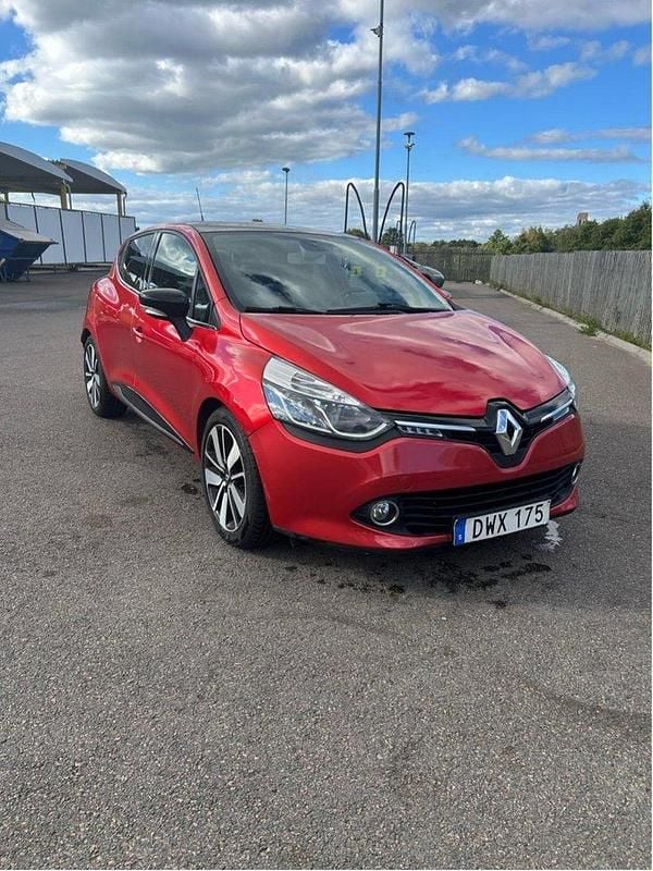 Röd Begagnad 2015 Renault Clio IV Halvkombi | 90 000 kr (Superpris) - Bild 1/4