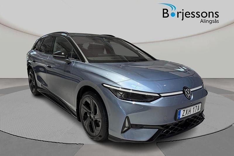 Ljusblå (blå) Begagnad 2025 VW ID.7 GTX Sedan | 649 900 kr - Bild 1/4