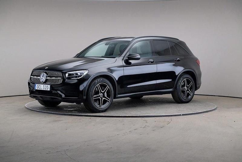 Svart (svart (solid)) Begagnad 2021 Mercedes GLC200 AMG line SUV | 399 000 kr (Bra pris) - Bild 1/4