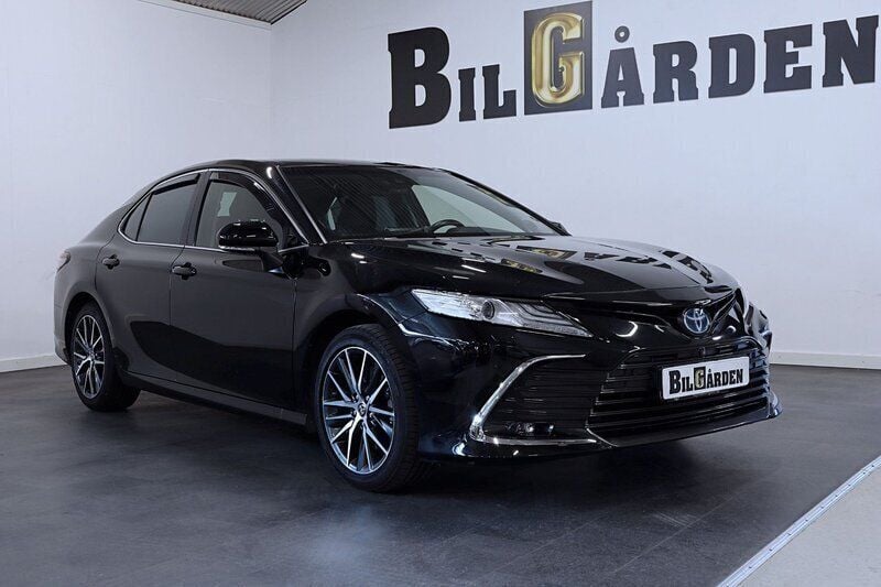 Begagnad 2023 Toyota Camry Hybrid Executive Sedan | 309 900 kr (Marknadspris) - Bild 1/4