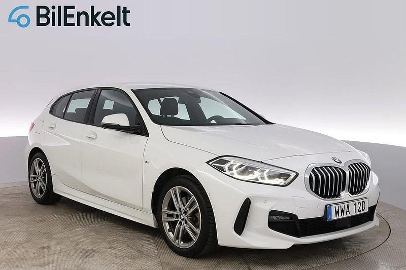 Vit Begagnad 2022 BMW 118 M Sport Halvkombi | 298 900 kr (Lite dyr) - Bild 1/4