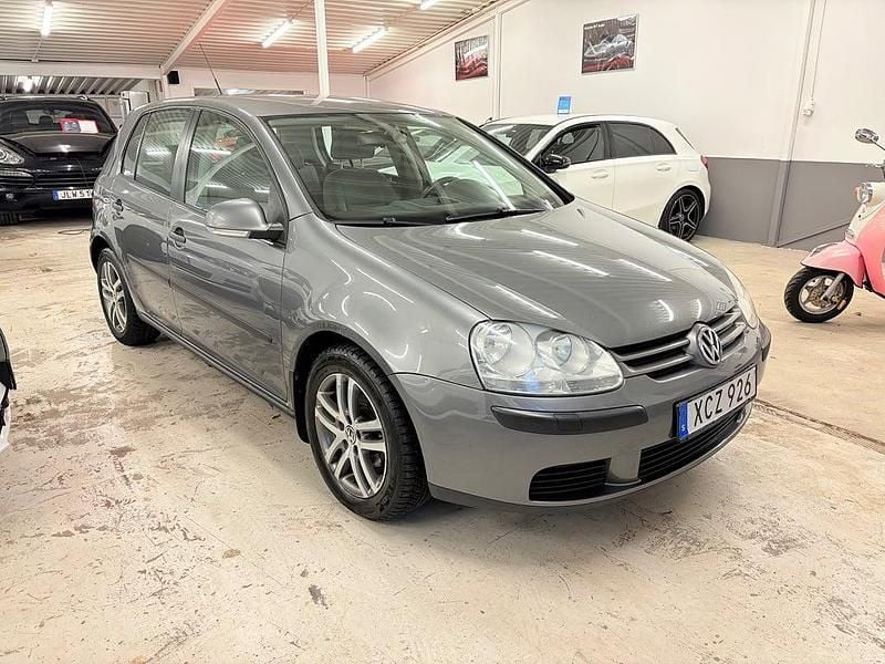 Begagnad VW Golf IV Trendline 102 HK (75 kW) 2005 Grå Halvkombi